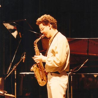 Johannes Prischl, Altsaxophon spielend